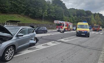 FOTO: Vodič pri Bytči narazil do auta, ktoré dávalo prednosť chodcom na priechode. Zranilo sa viacero osôb