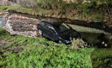 FOTO: Opitá vodička to namierila rovno do potoka v centre obce Raková, zrámovala aj značku