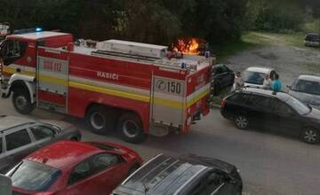 Pred panelákmi na Hájiku horí osobné auto, na miesto mieria hasiči