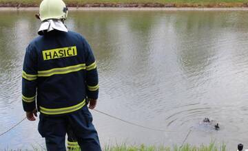 Do potoka na Kysuciach unikla nebezpečná látka. Hasiči použili sorbčného hada