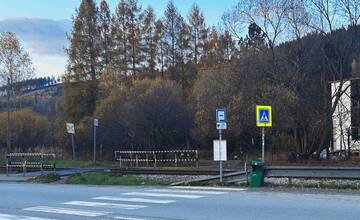 FOTO: Dočkajú sa Čadčania zastávky pri nemocnici? Už roky čakajú na autobus v daždi