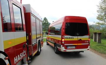 Na železnici horí návestidlo, požiar likviduje niekoľko posádok hasičov