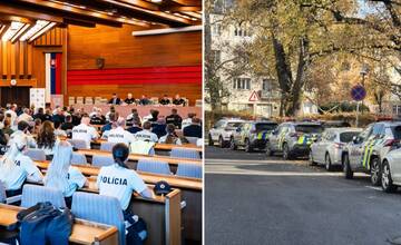 Prečo minister vnútra navštívil Žilinu? Desiatky policajtov pred mestským úradom mali dôvod (FOTO)