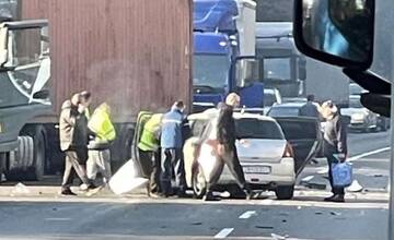 Dopravu v Žiline ochromila nehoda auta s kamiónom. Zraneného vodiča odviezol vrtuľník