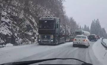 VIDEO: Na Čertovici sa šmýkajú kamióny, zablokovali cestu. Cez víkend ju úplne uzatvoria