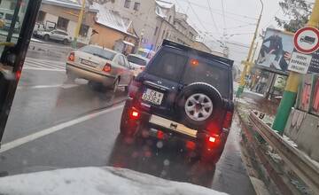 Senior zrazil pri Rondli mladú chodkyňu. Vbehla mu do cesty spopred autobusu