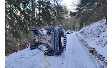 Vodiči sa z Martinských holí tak skoro nedostanú. Na ceste sa prevrátilo auto