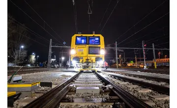 FOTO: Na železničnom uzle Žilina pracujú aj v noci. Pozrite si aktuálne zábery