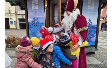 FOTO: Na Liptov zavítal Mikuláš s čertom aj anjelom, deťom rozdávajú sladké odmeny