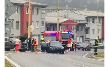 Na Hájiku sa zrazili dve osobné autá. Hasiči hlásia aj zranenie jedného z účastníkov nehody