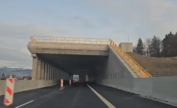 VIDEO: Novým úsekom diaľnice na Liptove prešli prvé autá. Takto vyzerá jedinečná galéria