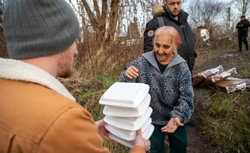 FOTO: Tváre ľudí bez domova v Martine rozžiarila vianočná večera a teplé oblečenie