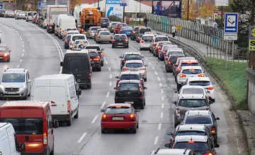 Začínajú presuny na sviatky, pri Žiline rátajte s dlhými kolónami. Najhorší má byť piatok