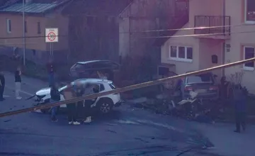 Vážna havária so zraneniami na Orave. Auto po kolízii narazilo do domu