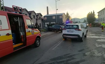 FOTO: Cestu na Kysuciach blokuje vážna nehoda so zraneniami. Jedno auto skončilo v plote