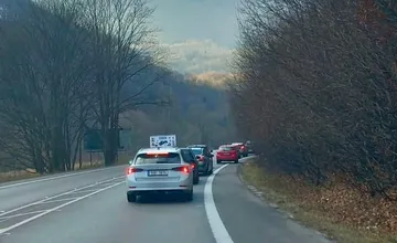 V Domašínskom meandri sa zrazili dve autá. Tvoria sa kolóny, rátajte so zdržaním