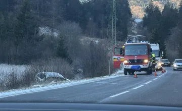 Na Kľaku hlásia vodiči poľadovicu, pri Čičmanoch skončilo auto v potoku