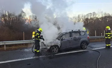 Auto skončilo v plameňoch priamo na diaľnici. Doprava na Liptove je obmedzená