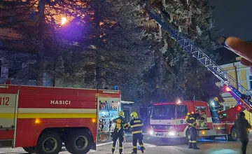 Hasiči zasahujú pri troch požiaroch. Na Kysuciach horí strecha budovy a chata, v Martine byt