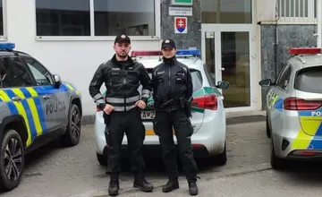 Policajti zo Žiliny zachránili život staršej žene. Kontaktoval ich jej syn potom, ako sa jej nedovolal