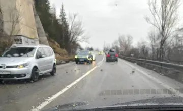 Padnuté skaly na ceste pod Strečnom odstránili. Polícia neeviduje žiadne škody na vozidlách