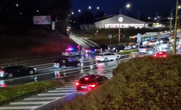 Premávku na Vysokoškolákov blokujú havarované vozidlá. Zrazili sa pri odbočke na Nemocničnú