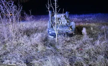 FOTO: Pri Žiline odhodilo auto po zrážke s kamiónom na strechu. Ako zázrakom sa nikomu nič nestalo