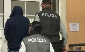 Polícia obvinila dvoch mužov zo znásilnenia ženy v Bytči. Mladší má len 17 rokov