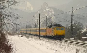 Obrovské meškanie vlakov spôsobilo poškodené vedenie. Dopravu čiastočne obnovili