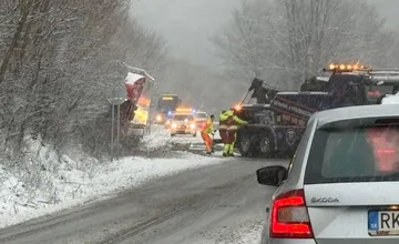 Pod Strečnom sa šmykol kamión, narazil do stromov pri ceste. Cesta je upchatá