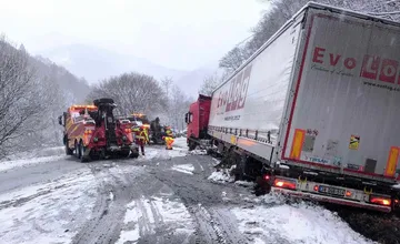 FOTO a VIDEO: Takto vyslobodzovali havarovaný kamión, ktorý dostal šmyk pod Strečnom