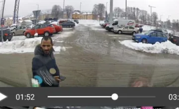 Stovky ľudí pátrajú po zlodejovi z Čadce. Bez hanby okradol kuriéra, vzal mu firemnú peňaženku