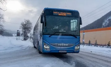 Autobusy SAD Žilina meškajú všetkými smermi asi 90 minút. Spoje na Martin odriekli