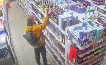 VIDEO: Zlodeji sa opäť zamerali na predajňu v Žiline. Alkohol kradli priamo pod kamerami