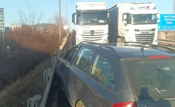 Na žilinskom mestskom okruhu sa zrazilo auto s kamiónom, stojí v protismere (FOTO)