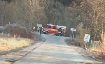 Na Kysuciach havarovali vozidlá, jedno skončilo v priekope. Účastníci nehody boli traja (FOTO)