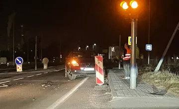 Pri Sconte sa zrazilo auto a dodávka, na ceste ležia kusy karosérie. Pripravte sa na zdržanie