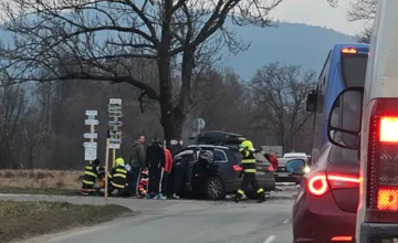 Pri Rajeckých Tepliciach došlo k vážnej nehode, cesta je neprejazdná. Zasahujú hasiči z dvoch miest