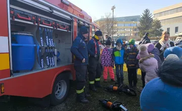 FOTO: K mestskému úradu v Žiline mierili hasiči, polícia aj záchranky. Mali dôležitú misiu