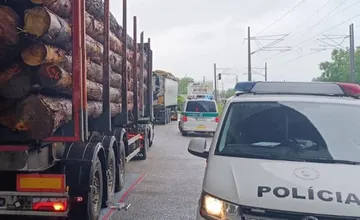 Žilinskí policajti si posvietili na nákladné vozidlá. Zákaz jazdy porušili desiatky vodičov