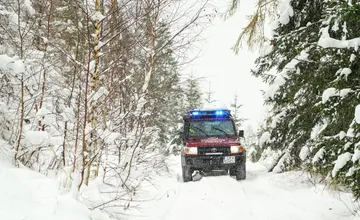 Horskí záchranári smerovali do Dolnej Tižiny. Nad obcou sa zranila 74-ročná turistka