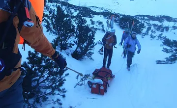 Skialpinista padal strmým žľabom 200 metrov. Pod Salatínom ho našli so zlomeninou a tržnou ranou