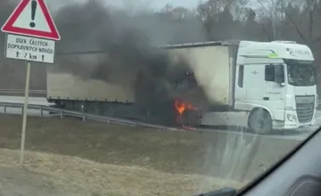 Hlavnú cestu na Kysuce blokuje horiaci kamión, k požiaru mieria hasiči