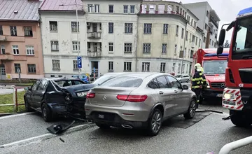 Ďalšia nehoda v Žiline. Centrum mesta blokuje zrážka dvoch áut, zasahujú záchranné zložky