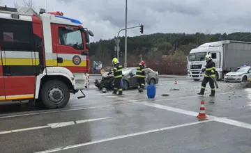 FOTO: Štvrtá nehoda v Žiline za jeden deň. Hasiči zasahujú pri zrážke auta s dodávkou