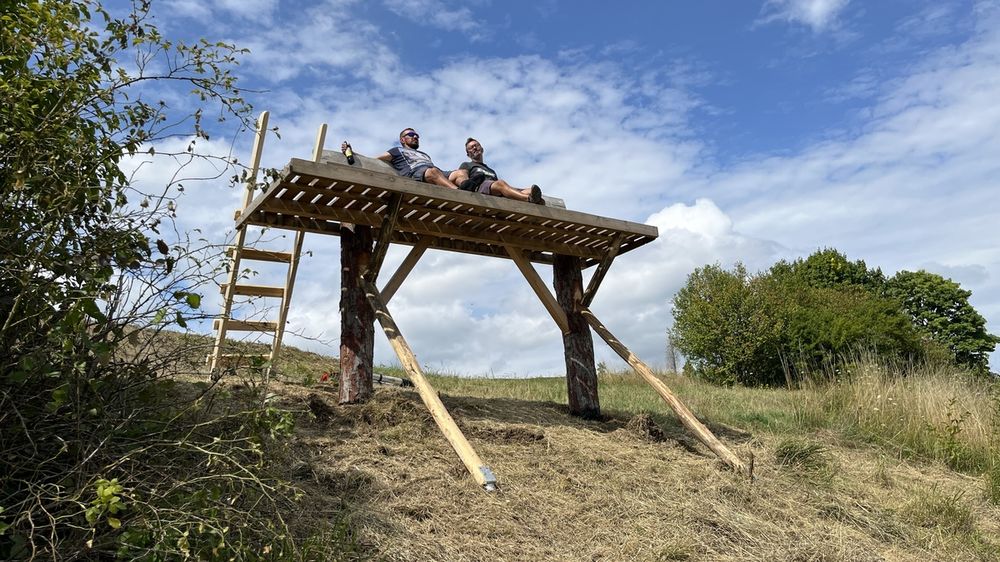 FOTO: Nadrozmená lavička z Rajeckej doliny našla po demontáži nové miesto, foto 4