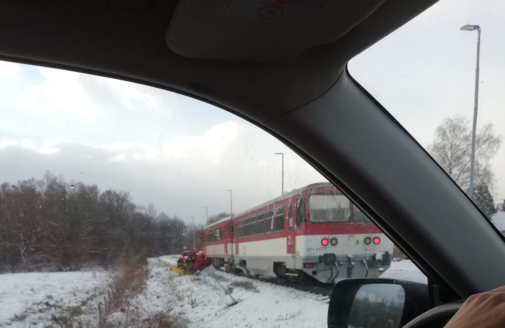 FOTO: Vlak narazil do auta na priecestí vo Veličnej, foto 1