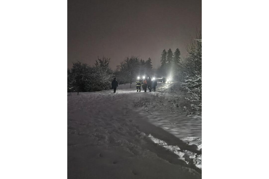 FOTO: Záchranné zložky v chumelici prehľadávali okolie Žiliny, foto 13