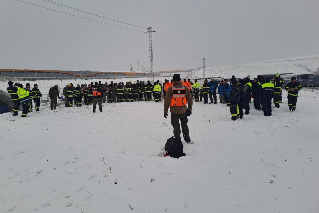 FOTO: Záchranné zložky v chumelici prehľadávali okolie Žiliny, foto 24