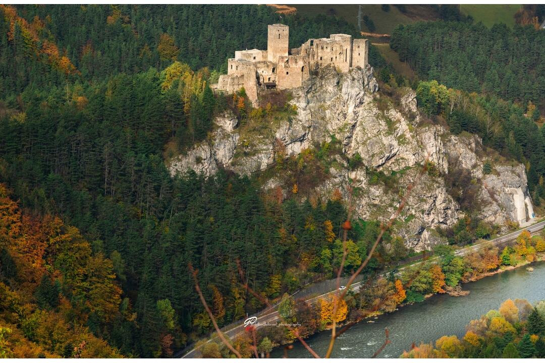 FOTO: Spoznáte hrady Žilinského kraja odfotené z nezvyčajných uhlov?, foto 11